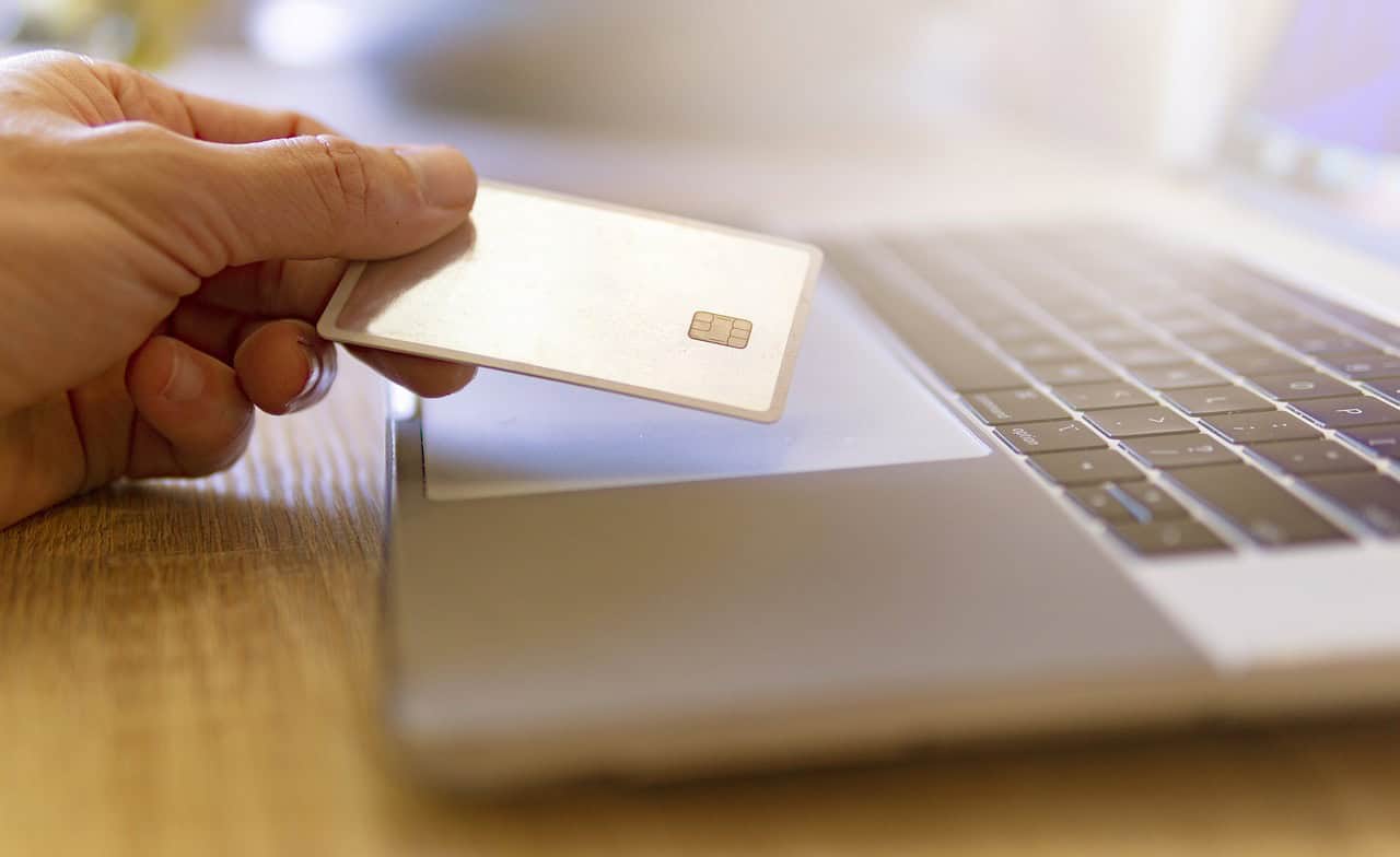 Bild zeigt eine Kreditkarte und ein Laptop. Online Shopping am Cyber Monday