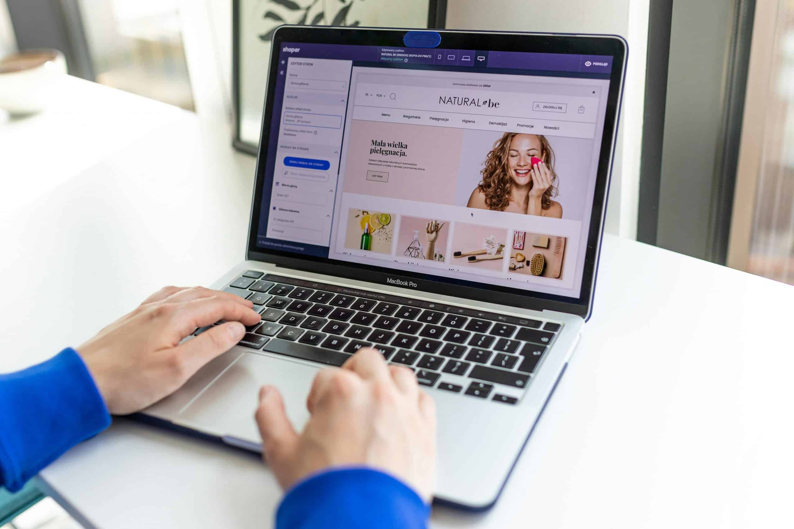 Mitarbeiter am Laptop dabei ein Shop zu erstellen