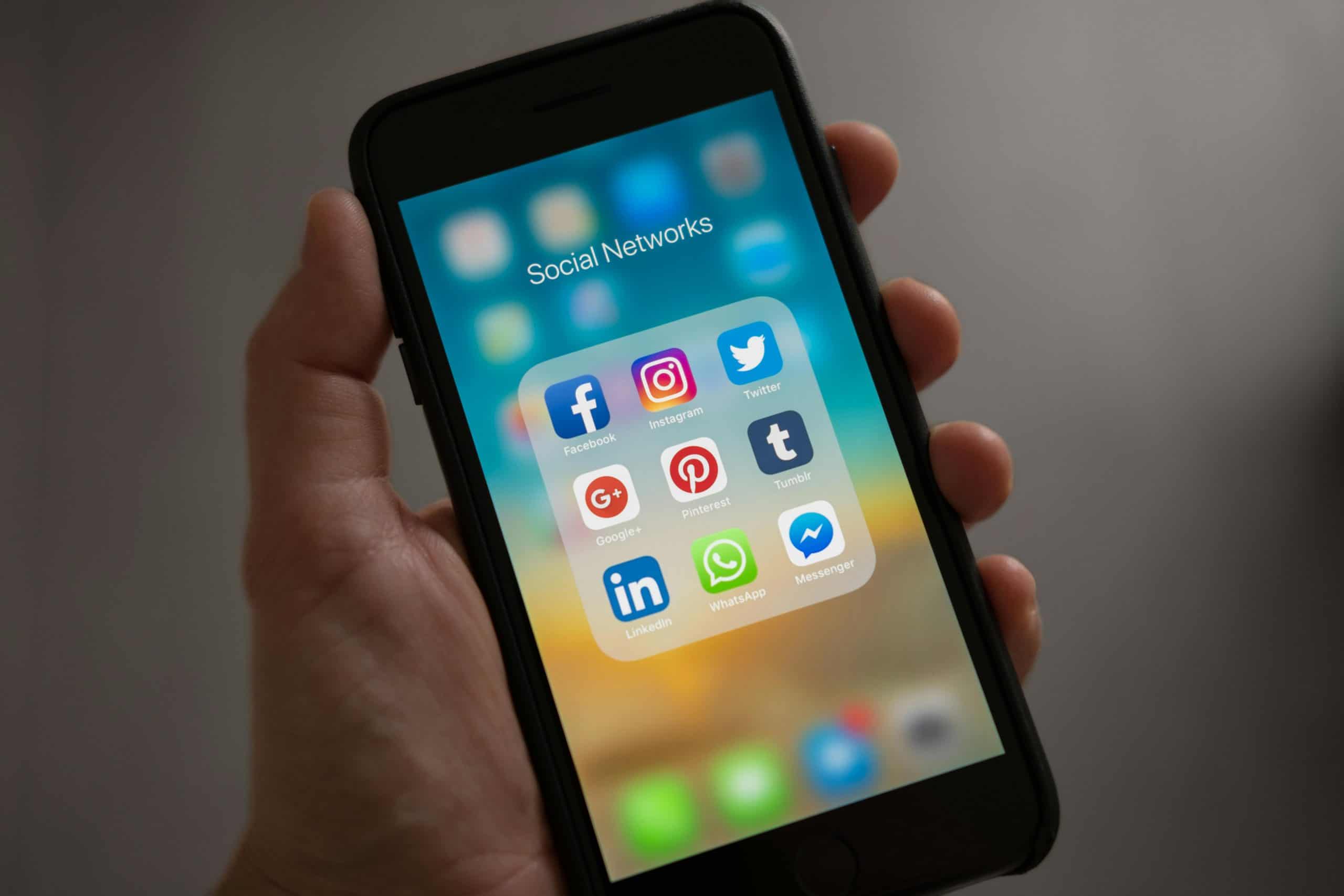 Handy mit offenen Apps für regionales Social Media Marketing