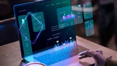 Laptop mit verschiedenen Diagrammen und Auswertung zur Optimierung der Marketing Maßnahmen
