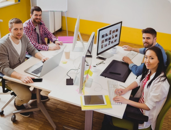 Team präsentiert Ergebnisse und Kampagnenideen